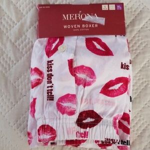 Women's kiss men's boxer